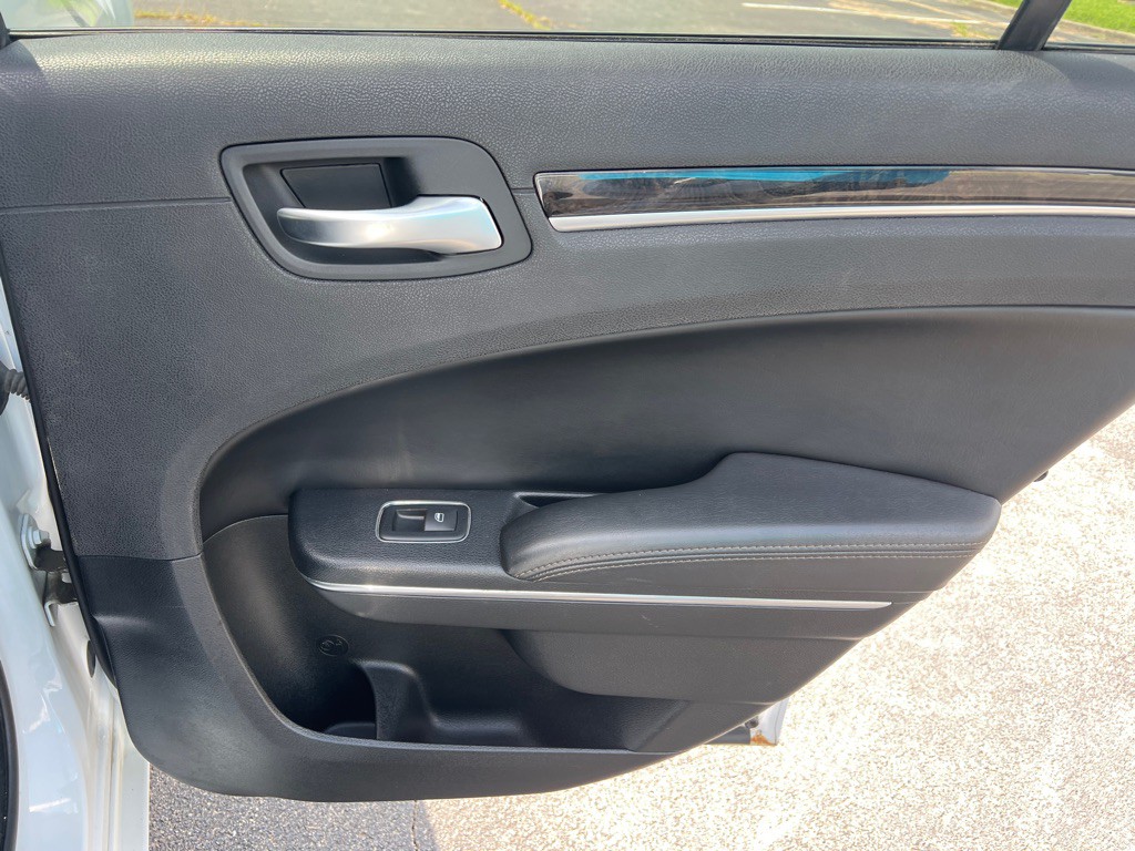 2016 Chrysler 300 Image 12