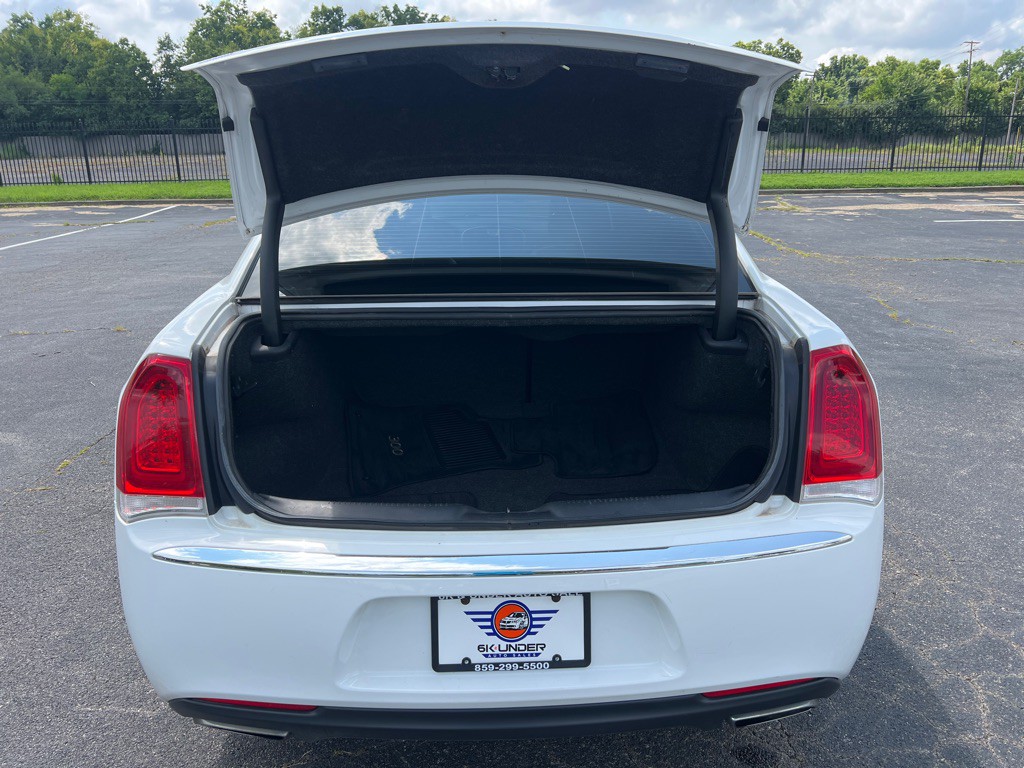 2016 Chrysler 300 Image 13