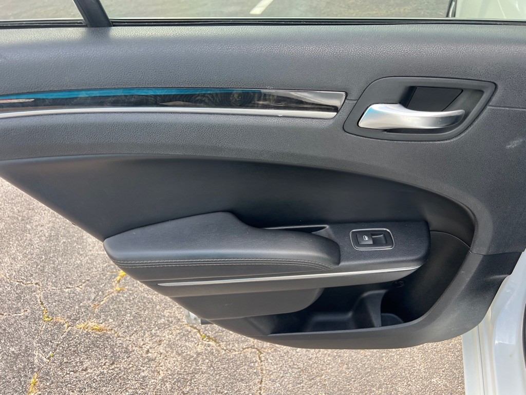 2016 Chrysler 300 Image 16