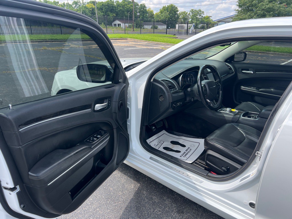 2016 Chrysler 300 Image 17