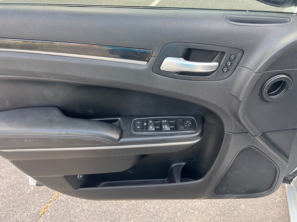 2016 Chrysler 300 Image 18