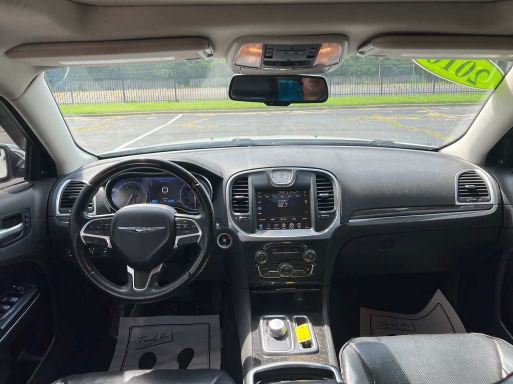 2016 Chrysler 300 Image 19