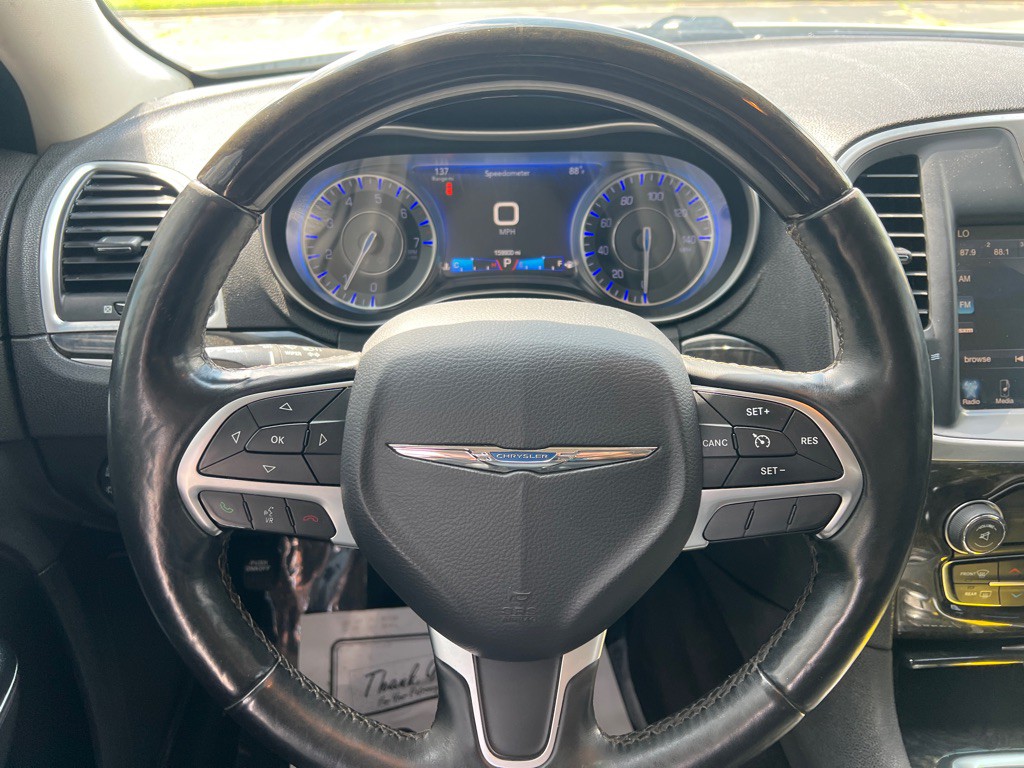 2016 Chrysler 300 Image 21