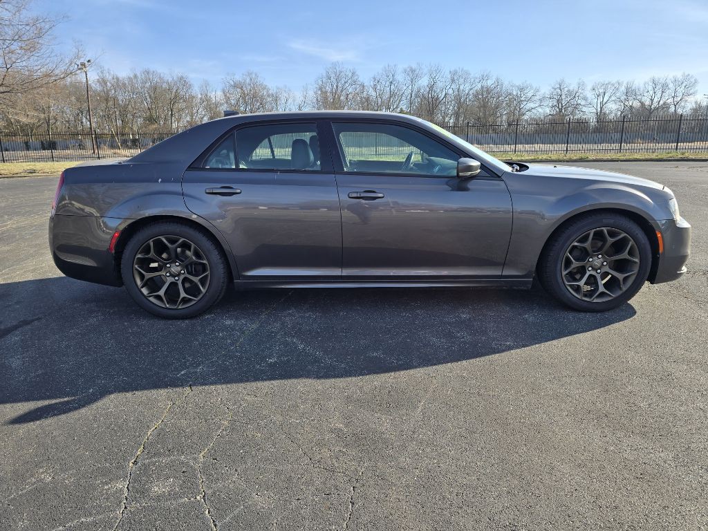 2017 Chrysler 300 Image 8