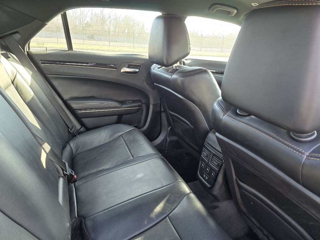 2017 Chrysler 300 Image 9