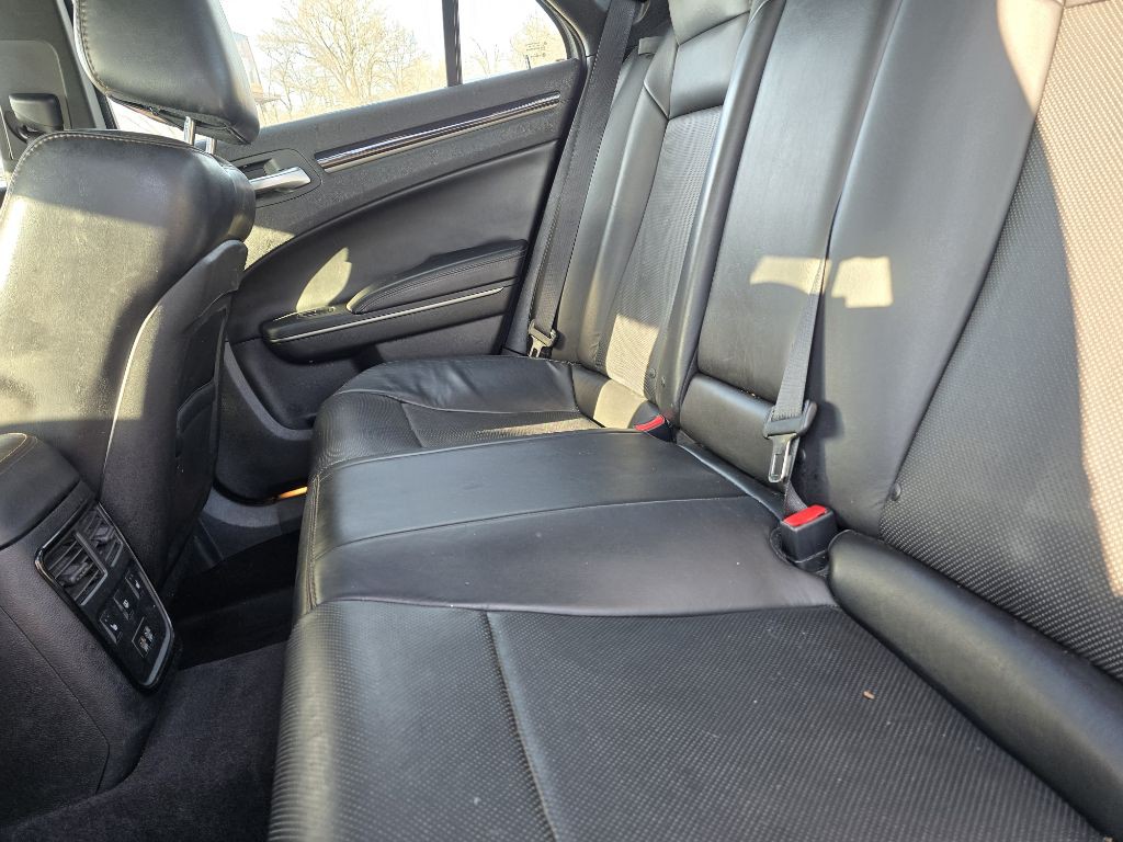 2017 Chrysler 300 Image 11