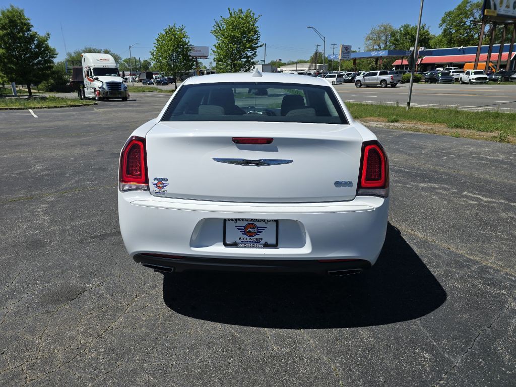 2018 Chrysler 300 Image 6