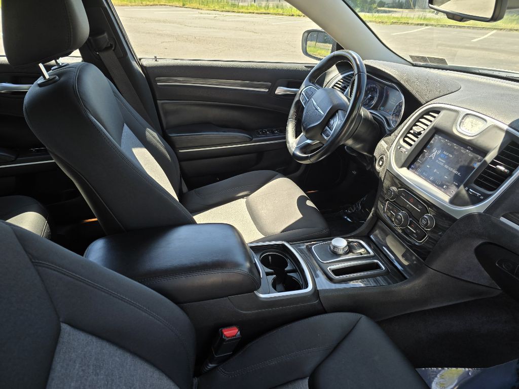 2018 Chrysler 300 Image 9