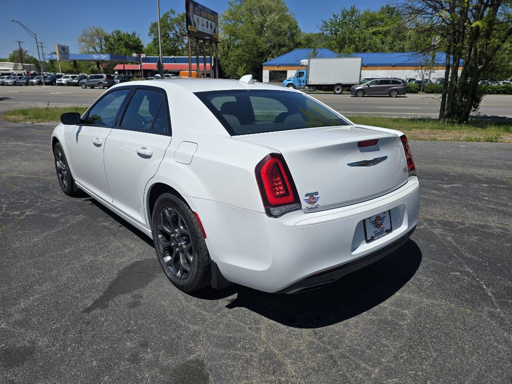 2018 Chrysler 300 Image 4