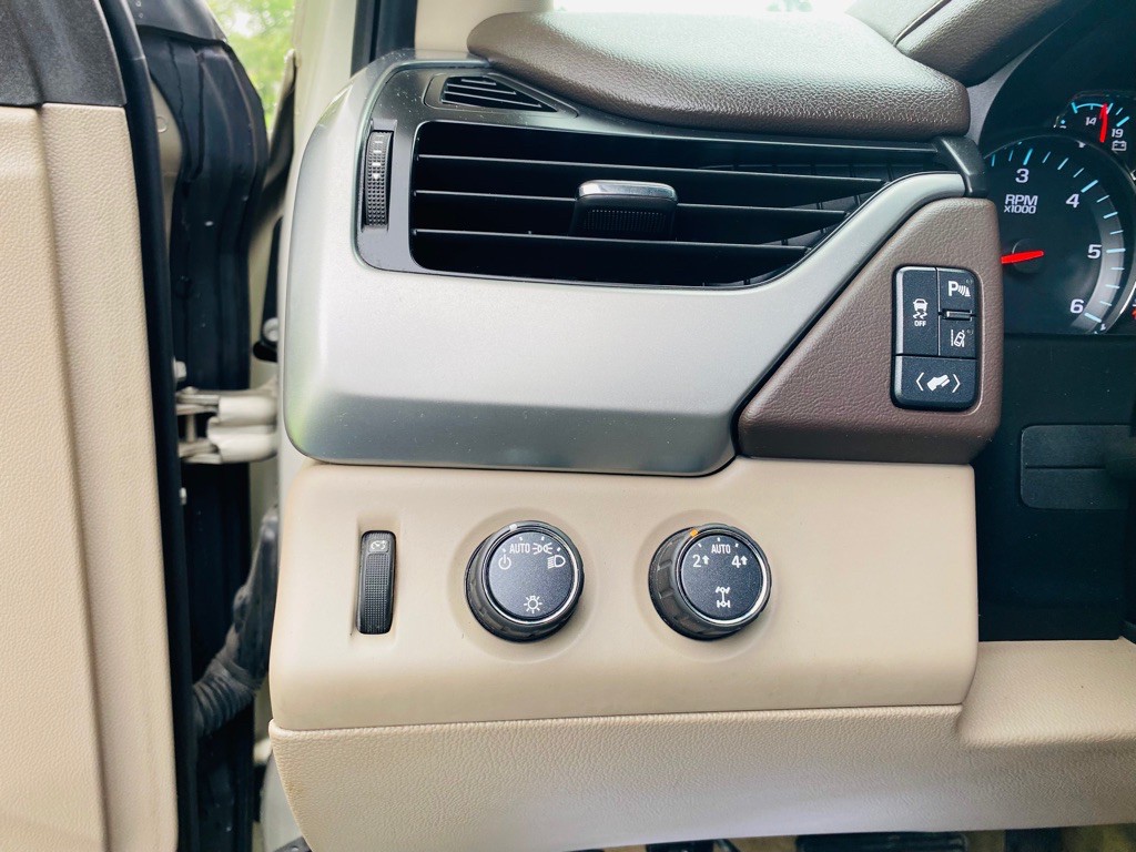 2015 Chevrolet Suburban Image 17