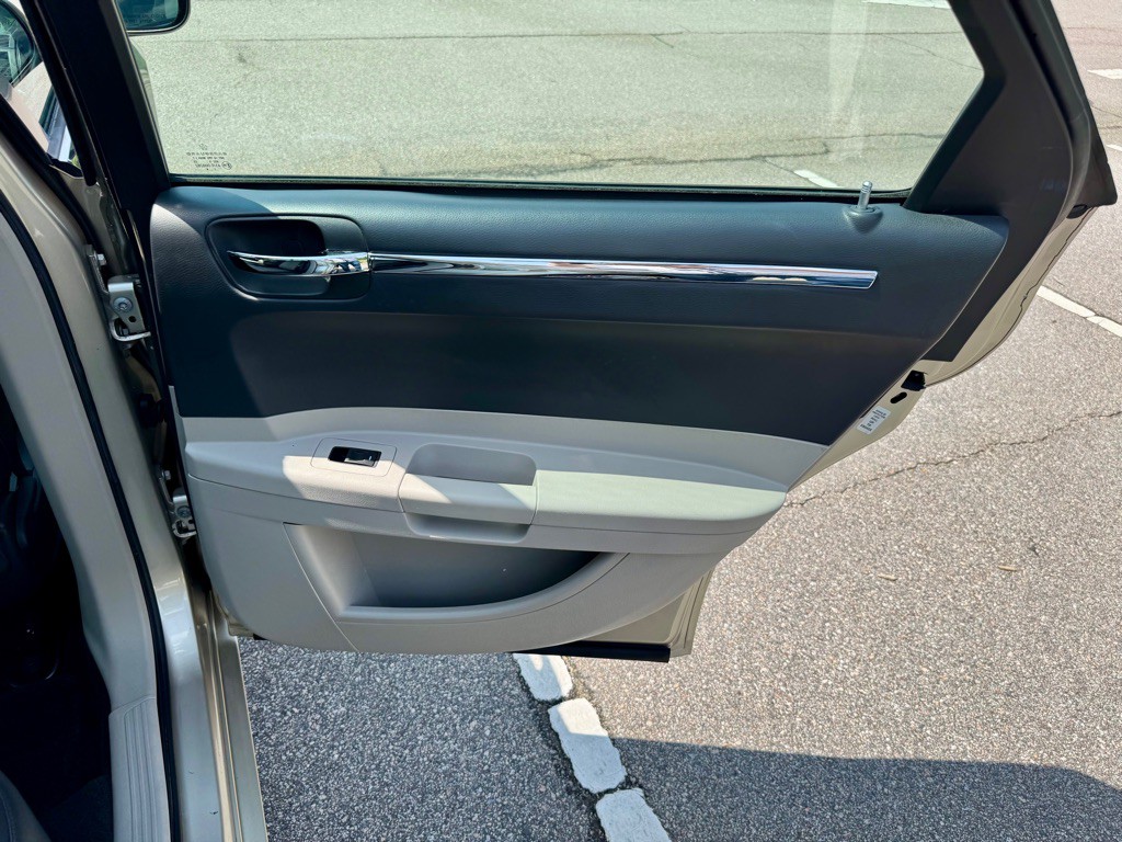 2006 Chrysler 300 Image 21