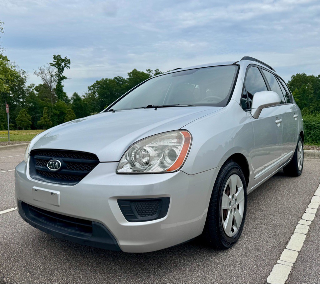 2009 Kia Rondo Image 1