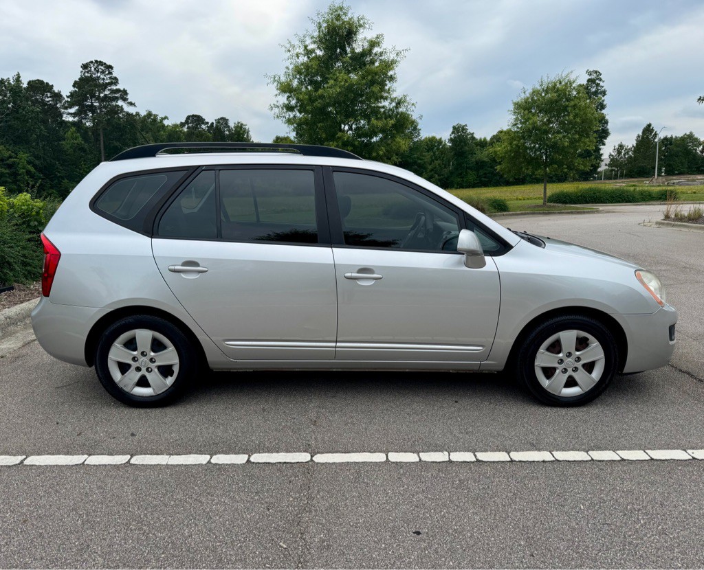 2009 Kia Rondo Image 4