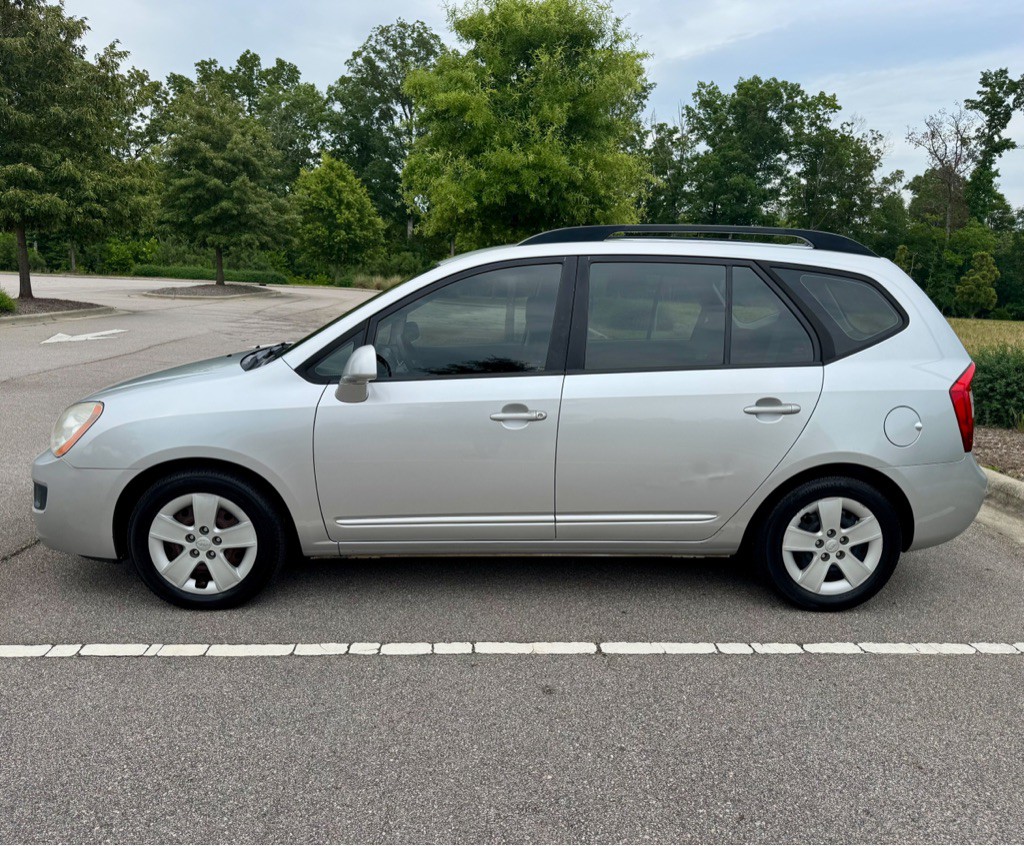2009 Kia Rondo Image 8