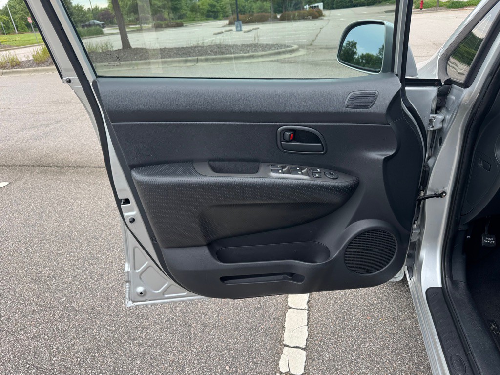 2009 Kia Rondo Image 13