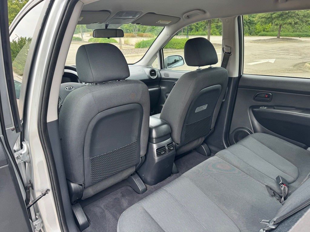 2009 Kia Rondo Image 16