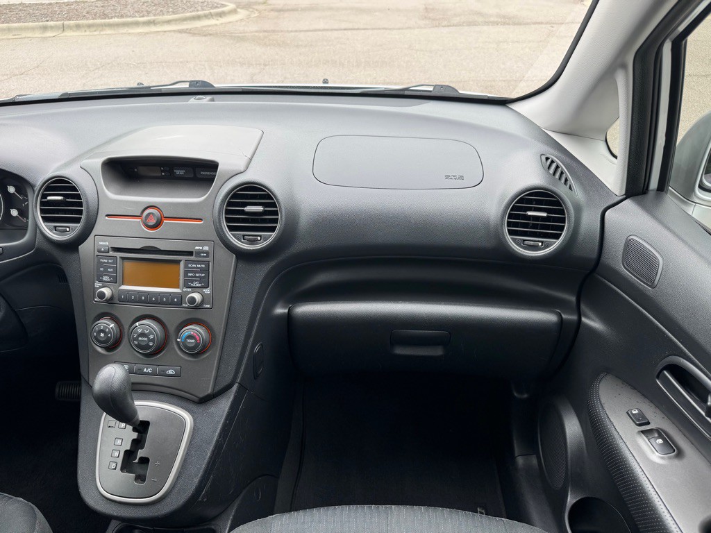 2009 Kia Rondo Image 22