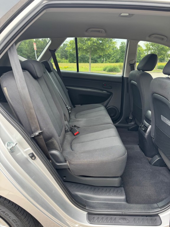 2009 Kia Rondo Image 23