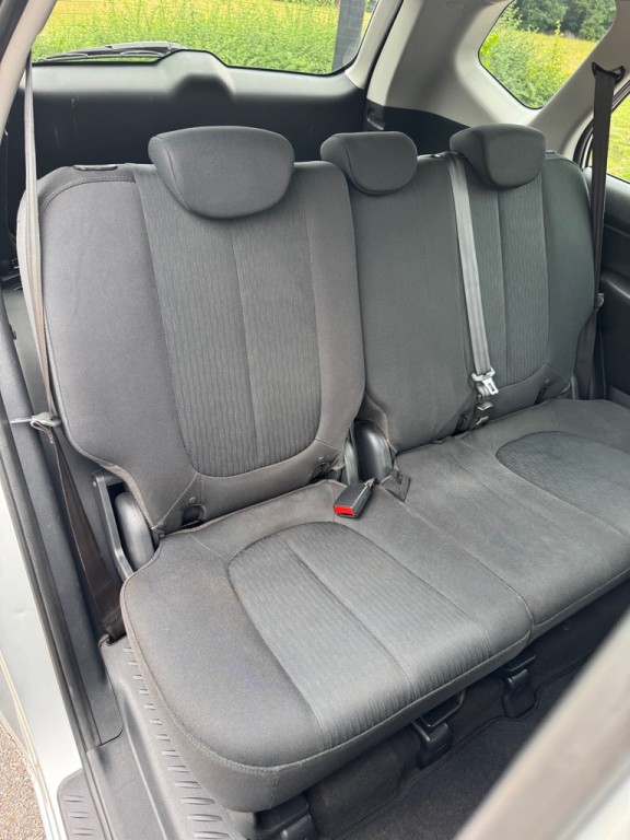 2009 Kia Rondo Image 24