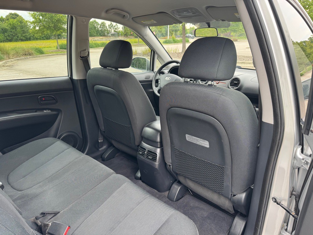 2009 Kia Rondo Image 25