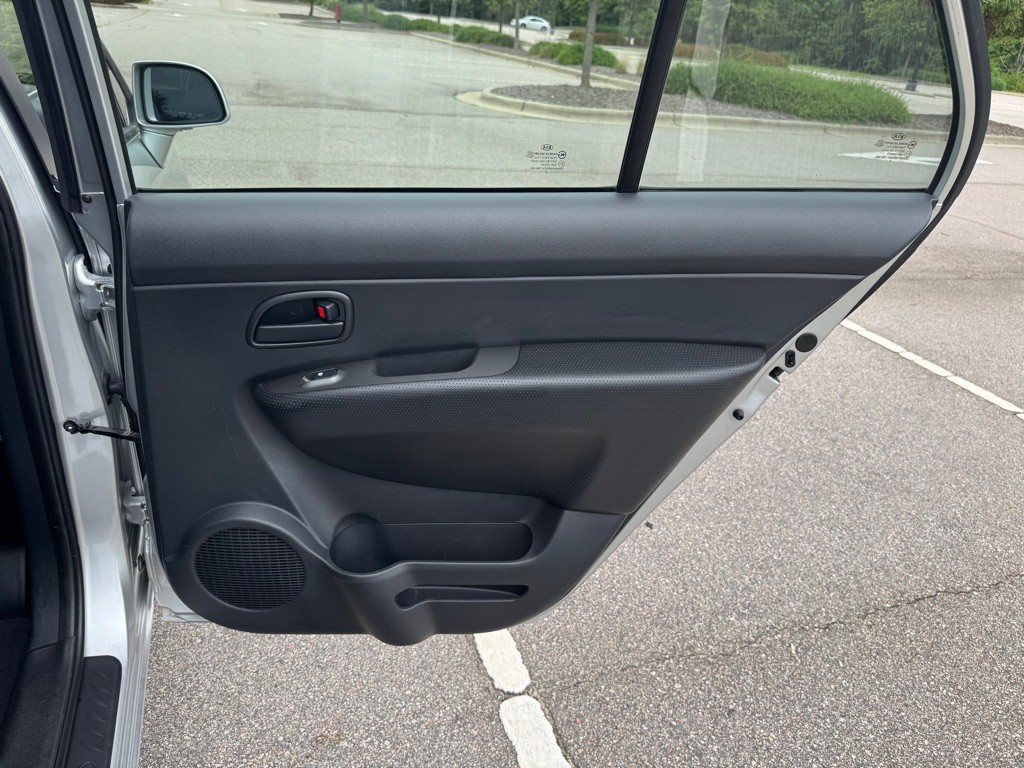 2009 Kia Rondo Image 26
