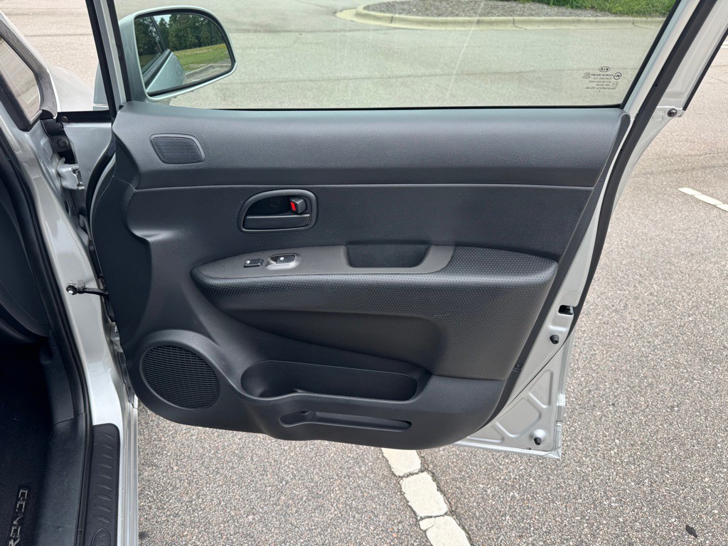 2009 Kia Rondo Image 30
