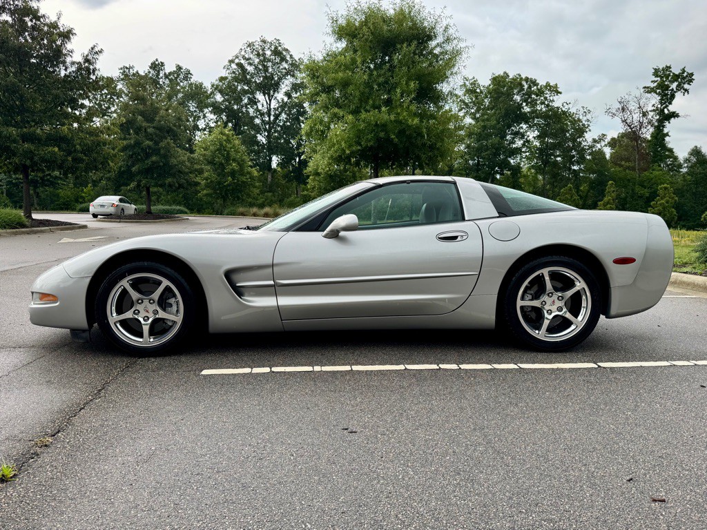 2004 Chevrolet Corvette Image 8