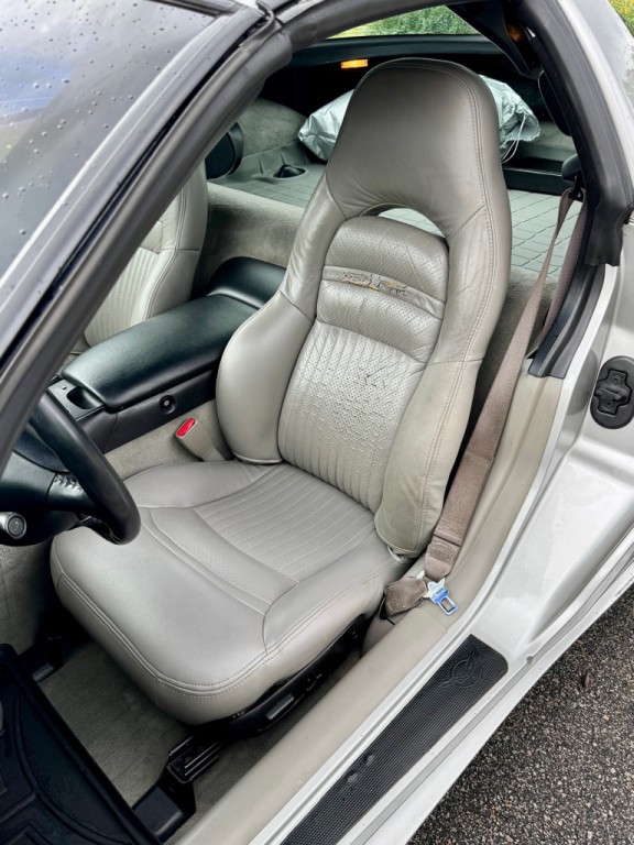 2004 Chevrolet Corvette Image 11