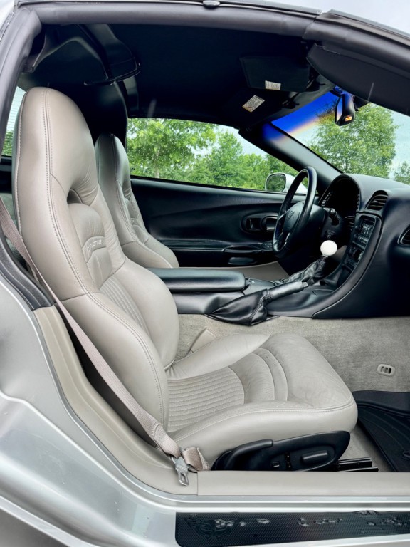 2004 Chevrolet Corvette Image 14