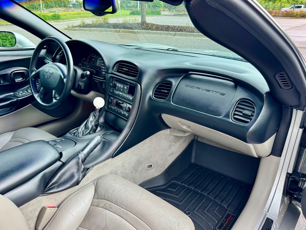 2004 Chevrolet Corvette Image 16
