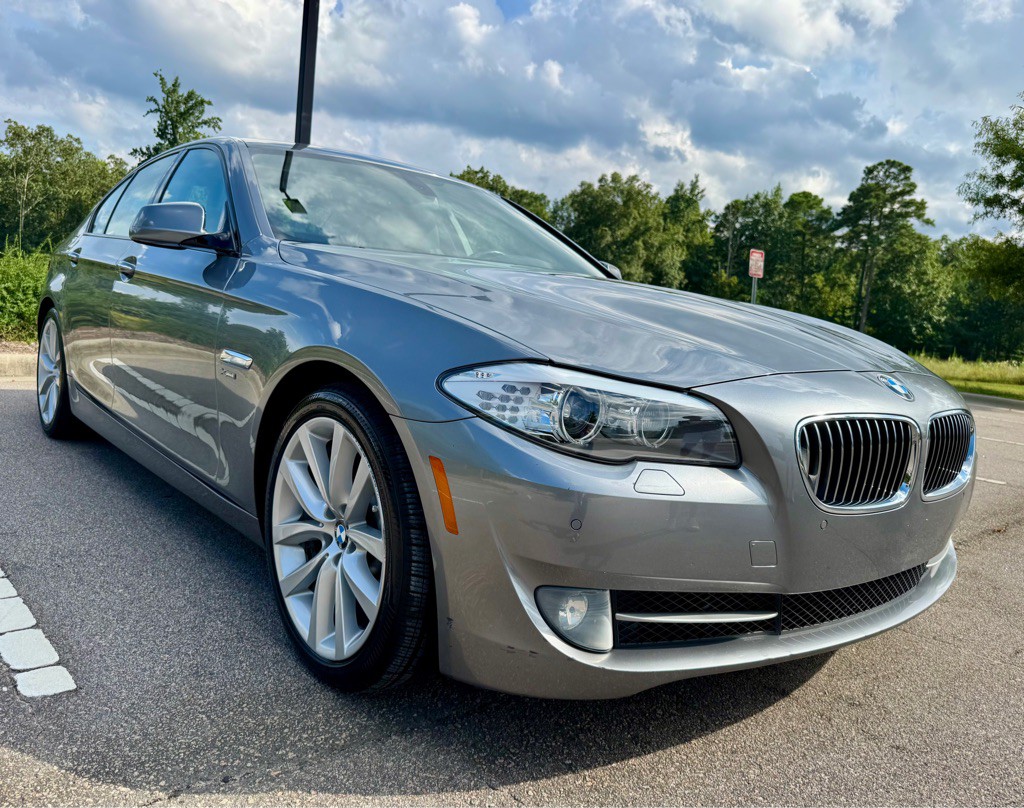 2011 BMW 5 Series Image 3