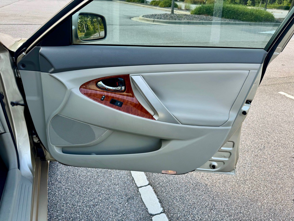 2011 Toyota Camry Image 24