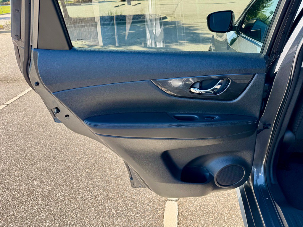 2017 Nissan Rogue Image 16
