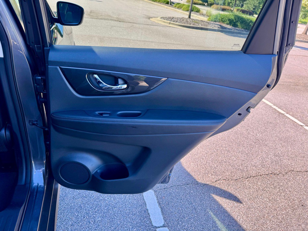 2017 Nissan Rogue Image 24