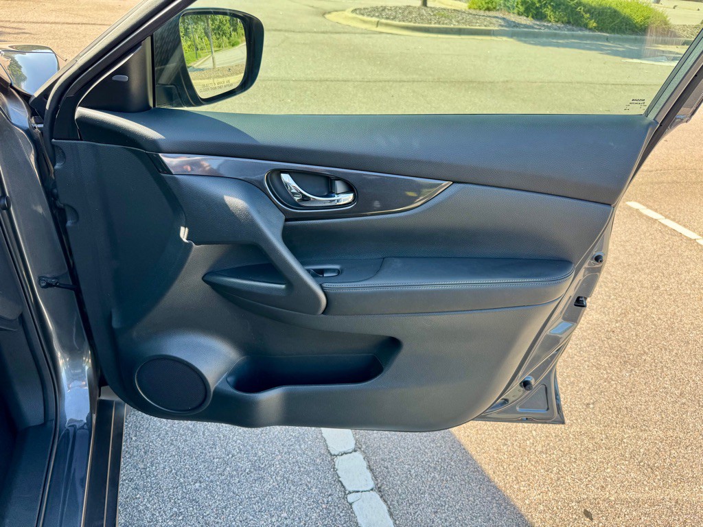 2017 Nissan Rogue Image 28