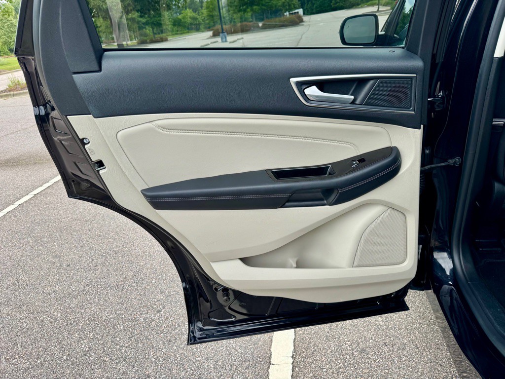 2020 Ford Edge Image 17