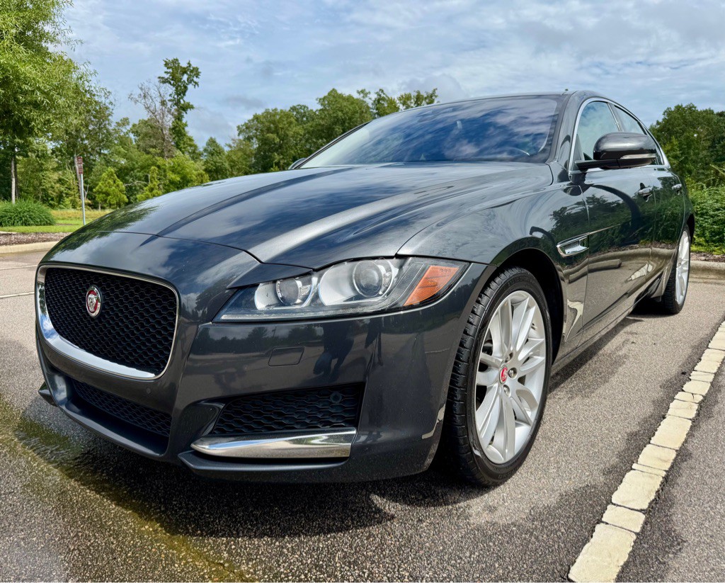 2016 Jaguar XF Image 1