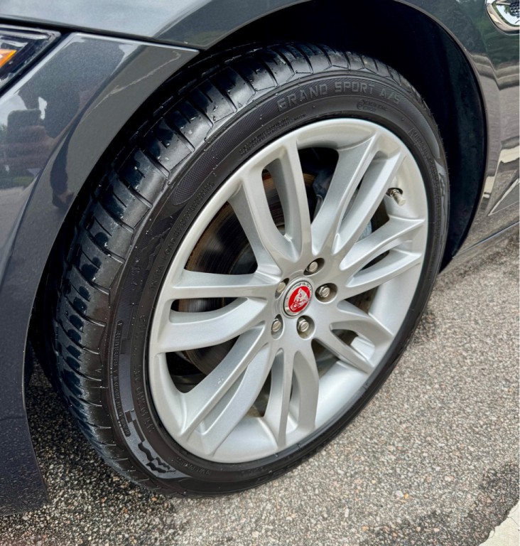 2016 Jaguar XF Image 9
