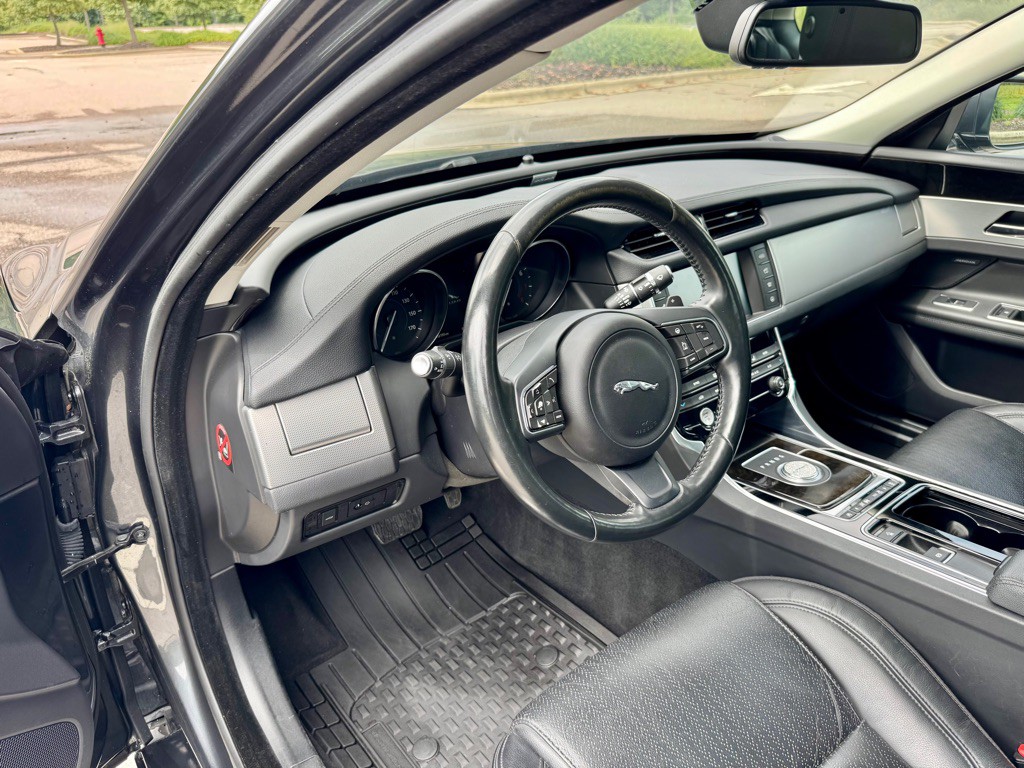 2016 Jaguar XF Image 12