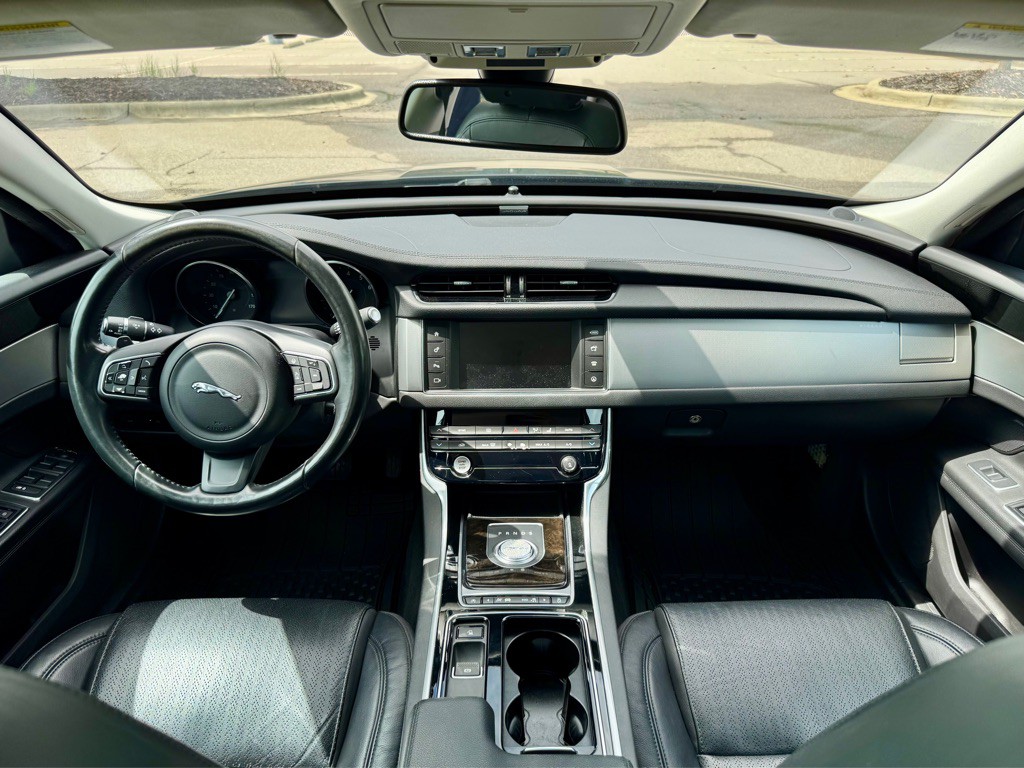 2016 Jaguar XF Image 17
