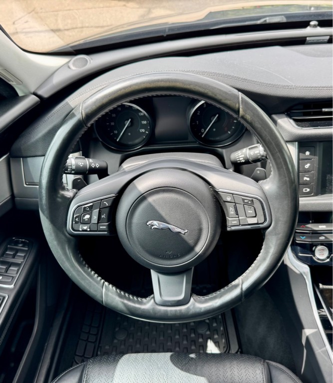 2016 Jaguar XF Image 18