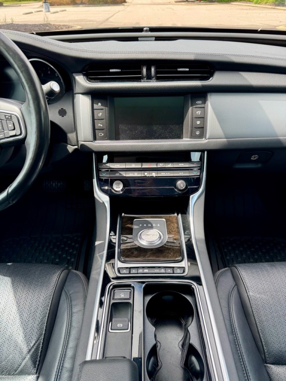 2016 Jaguar XF Image 19