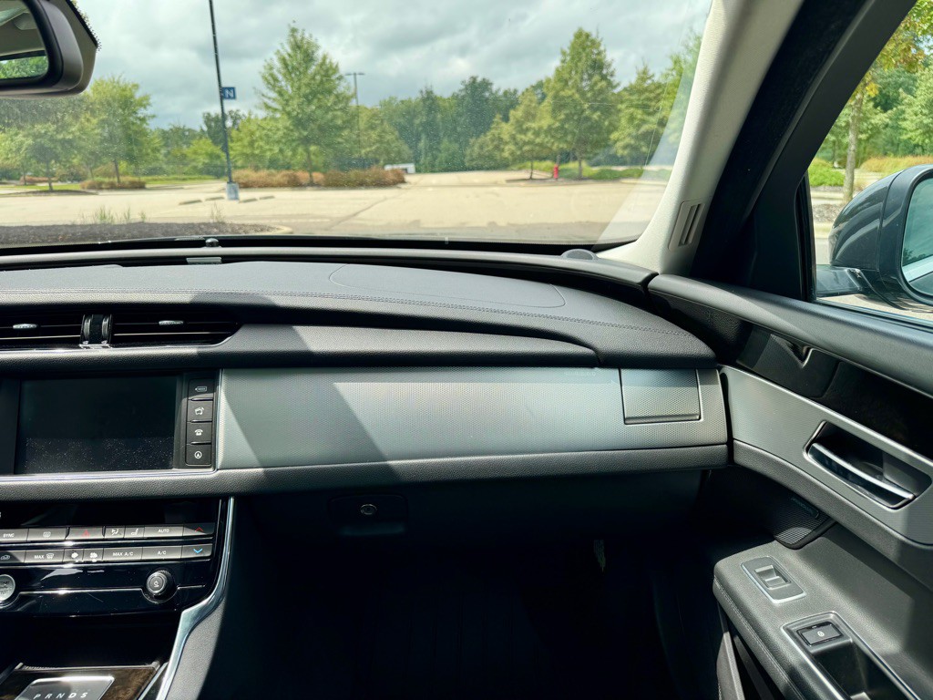 2016 Jaguar XF Image 20