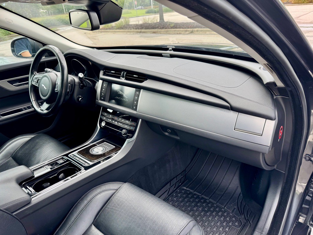 2016 Jaguar XF Image 26