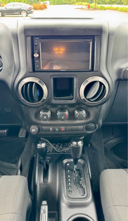 2011 Jeep Wrangler Unlimited Image 19