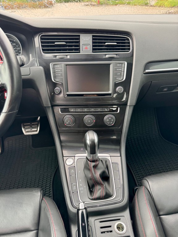 2016 Volkswagen GTI Image 17