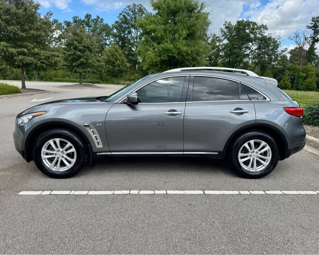 2016 INFINITI QX70 Image 8