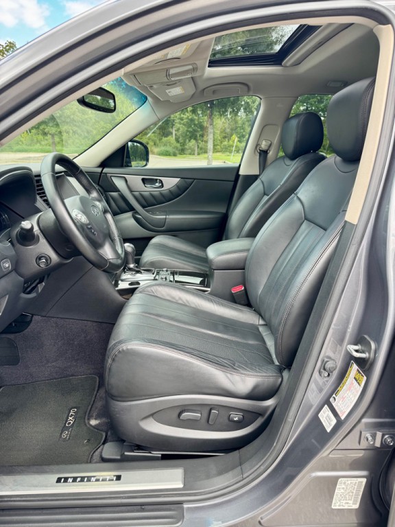 2016 INFINITI QX70 Image 10