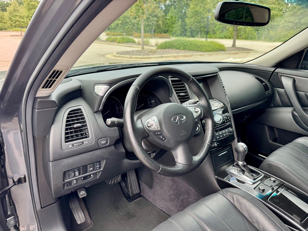 2016 INFINITI QX70 Image 12