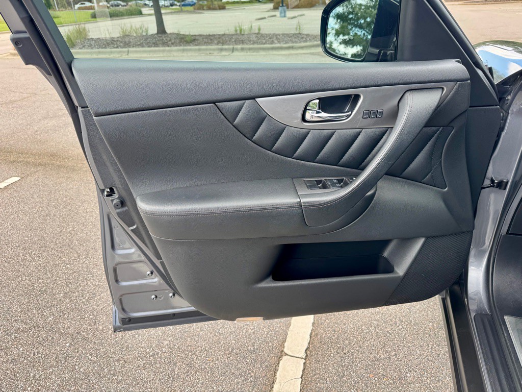 2016 INFINITI QX70 Image 13